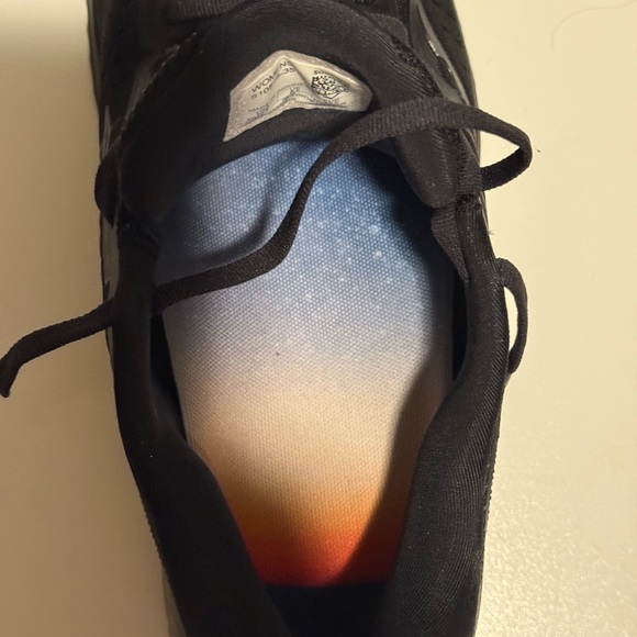 Saucony Men\'s Black Athletic Shoes with Gradient Accent  , Unisex wear. main image 2